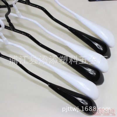 【天天廠家直銷韓版成人防滑勺子型浸塑衣架服裝店無痕衣掛晾衣架批發】浦江縣添添塑料五金廠 - 產品庫